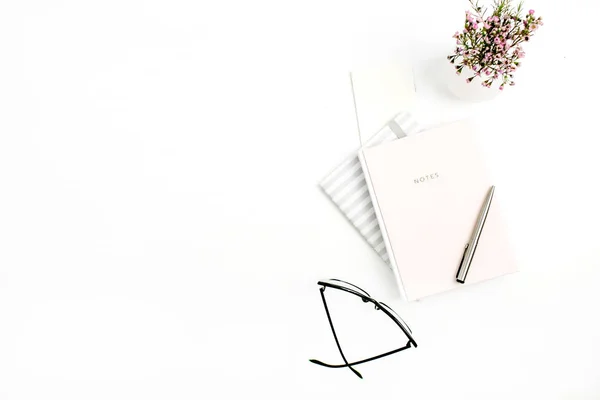 Área Trabalho Escritório Casa Feminino Com Notebook Óculos Caneta Flores — Fotografia de Stock