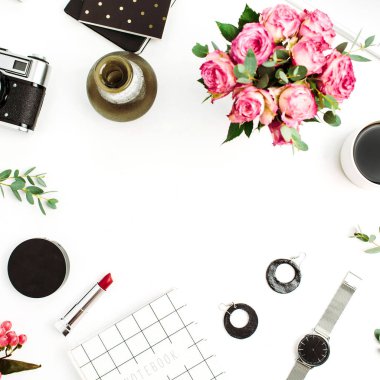 Çerçeve yaptı moda aksesuarları, kozmetik, gül çiçek, fotoğraf makinesi, beyaz arka plan üstünde defter. Düz yatıyordu, en iyi görünümü kadın blog ya da website mockup.