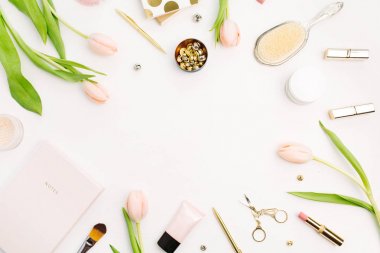 Çerçeve Pembe Lale çiçek, Aksesuar ve kozmetik. Kadın ev ofis Resepsiyon mockup. Flatlay, üstten görünüm blog kahraman üstbilgi arka planı.