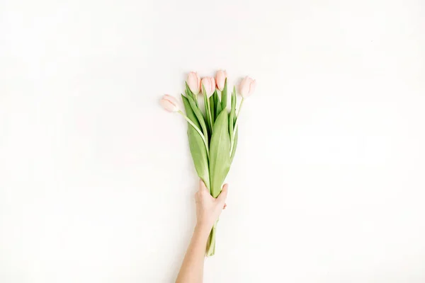 Mano Mujer Sostiene Ramo Flores Tulipán Rosa Sobre Fondo Blanco — Foto de Stock