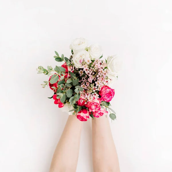 Frauenhände Halten Einen Strauß Rosen Eukalyptuszweige Wildblumen Flache Lage Hochzeitshintergrundkonzept — Stockfoto