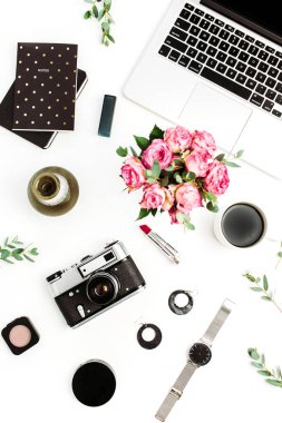 Kadın ev ofis büro. Dizüstü bilgisayar, gül çiçek, retro kamera, Aksesuar ve kozmetik beyaz arka plan üzerinde çalışma alanı. Düz yatıyordu, en iyi görünümü moda blog kavramı.