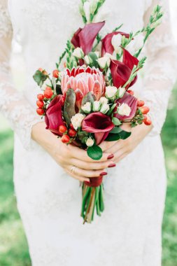 Güzellik renkli düğün buket gelinin elinde.