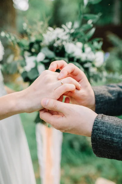Esküvői Szertartás Vagy Elkötelezettség Koncepcióját Esküvő Gyűrű Cseréje Vőlegény Menyasszony — Stock Fotó
