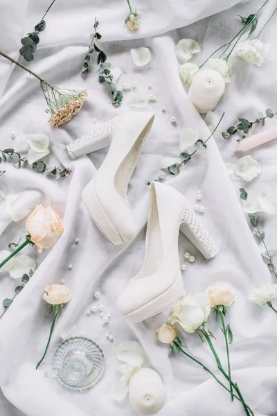Composición Elegante Boda Con Zapatos Tacón Alto Ramas Eucalipto Flores — Foto de Stock