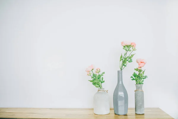Pasztell Rózsaszín Rózsa Virág Vázák Fehér Háttér Közelében — Stock Fotó