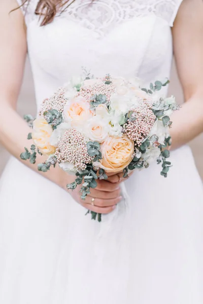 Buquê Casamento Beleza Flores Rosa Ramos Eucalipto Nas Mãos Noiva — Fotografia de Stock