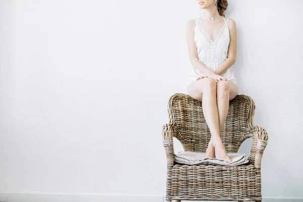 Mulher Bonita Roupa Interior Cadeira Palha Perto Parede Branca — Fotografia de Stock