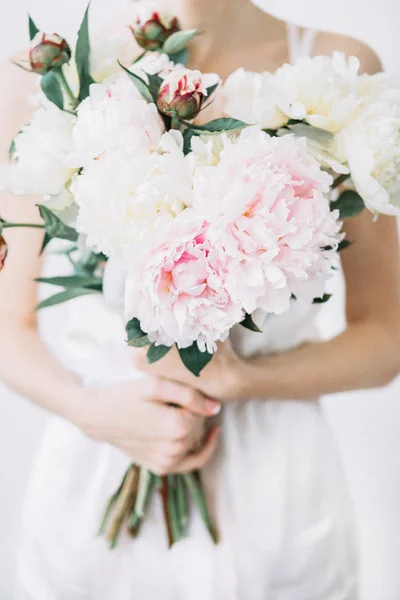 Mujer Joven Con Ramo Flores Peonía Rosa Blanca Vista Frontal — Foto de Stock