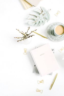 Ev ofis resepsiyon masası. Çalışma alanıyla soluk pastel pembe defter ve süslemeleri beyaz zemin üzerine Flatlay. Düz yatıyordu, en iyi görünümü.