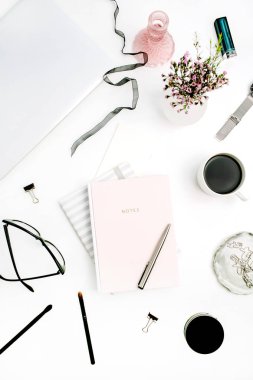 Pastel pembe defter, gözlük, kahve fincanı, kır çiçekleri ve beyaz arka plan üzerinde Kırtasiye ile kadınsı modern ev ofis Masası. Düz yatıyordu, en iyi görünümü.