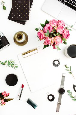 Kadın ev ofis Pano, dizüstü bilgisayar, gül çiçek, okaliptüs dalları, Moda Aksesuar ve kozmetik ile çalışma alanı. Düz lay, en iyi moda mockup metin için bu alanı görüntülemek.