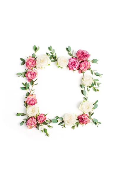 Цветочные Рамки Венок Красно Белых Цветов Розы Эвкалиптовых Ветвей Белом — стоковое фото