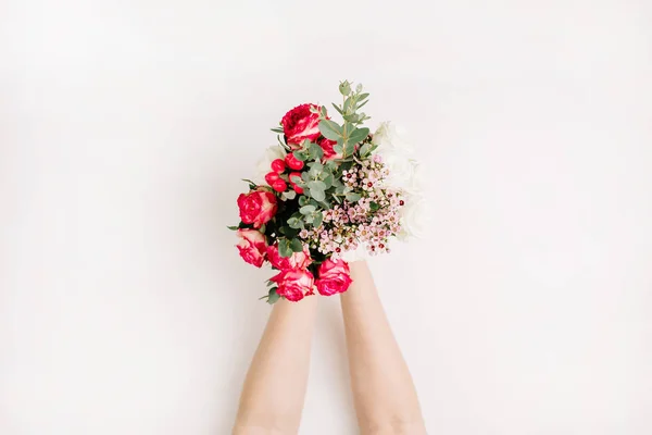 Frauenhände Halten Einen Strauß Rosenblüten Eukalyptuszweige Wildblumen Flache Lage Federkernhintergrund — Stockfoto