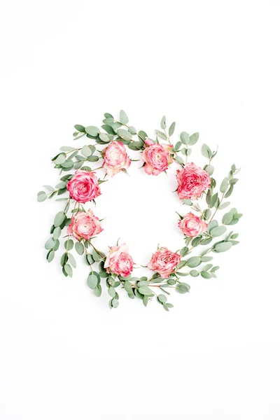 赤いバラと白い背景のユーカリの枝で作られた花のフレームの花輪 コピー スペースとフラット横たわっていた トップ ビューお祝いモックアップ — ストック写真