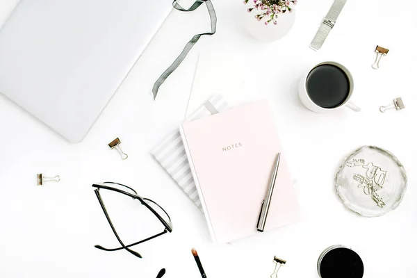 女性现代家庭办公办公桌与粉彩粉红色的笔记本 咖啡杯 野花和白色背景的文具 顶部视图 — 图库照片