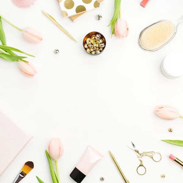 粉红色的郁金香花 配件和化妆品框架白色背景 妇女家庭办公台样机 顶部视图 — 图库照片