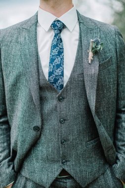 Gri takım elbiseli damat. Düğün moda kavramı.