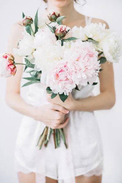 Chica Con Ramo Flores Peonía Rosa Blanca Vista Frontal — Foto de Stock