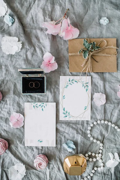 Cartões Convite Casamento Envelopes Anéis Decoração Botões Flores Rosa Cobertor — Fotografia de Stock