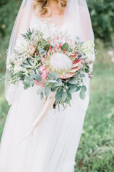 Ομορφιά Γαμήλια Ανθοδέσμη Λουλουδιών Protea Παχύφυτα Και Ευκάλυπτος Κλαδιά Στα — Φωτογραφία Αρχείου