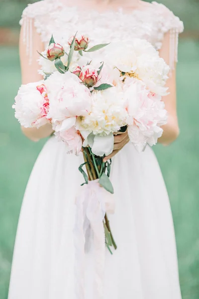 Skönhet Bröllop Bukett Rosa Och Vit Pion Blommor Brudens Händer — Stockfoto