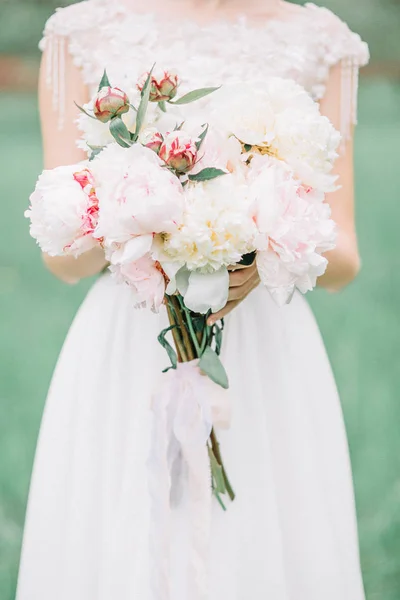 Bouquet Sposa Bellezza Fiori Peonia Rosa Bianchi Nelle Mani Della — Foto Stock