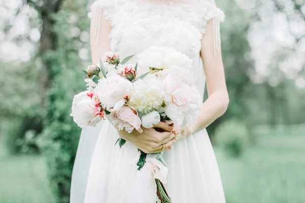 Schönheit Hochzeitsstrauß Aus Rosa Und Weißen Pfingstrosen Blumen Den Händen — Stockfoto