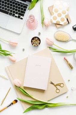 Kadın ev ofis büro. Dizüstü bilgisayar, Pembe Lale çiçek, notebook, Aksesuar ve kozmetik çalışma alanı. Düz yatıyordu, en iyi görünüm. Moda blog kompozisyon.