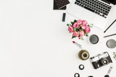 Kadın ev ofis çalışma alanı dizüstü bilgisayar, gül çiçek buketi, retro kamera, Aksesuar ve kozmetik beyaz arka plan üzerinde. Düz yatıyordu, en iyi görünümü moda kadın kavramı.