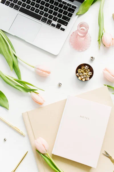 Escritório Casa Mulher Com Laptop Flores Tulipa Rosa Notebook Acessórios — Fotografia de Stock