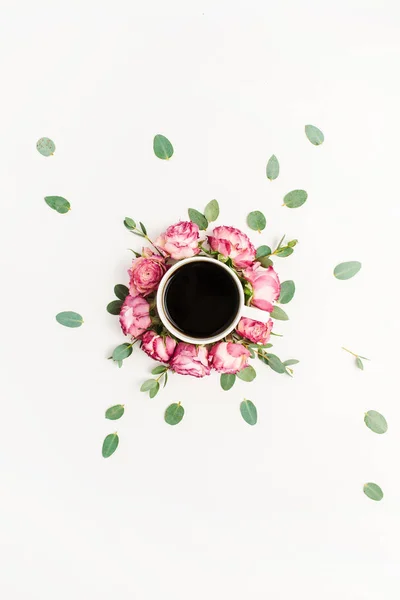 Tazza Caffè Cornice Boccioli Fiori Rosa Rosa Foglie Eucalipto Sfondo — Foto Stock