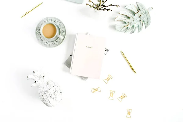 Otthoni Irodai Íróasztal Munkaterület Halvány Pasztell Rózsaszín Notebook Dekoráció Fehér — Stock Fotó