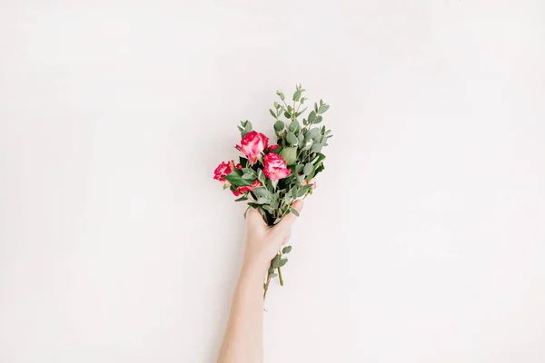 Vrouw Hand Houd Roze Bloemen Eucalyptus Boeket Witte Achtergrond Achtergrond — Stockfoto