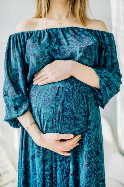 Mulher Grávida Vestido Azul Segurando Seu Estômago — Fotografia de Stock