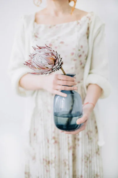 Junge Frau Mit Protea Blüte Blauer Vase — Stockfoto