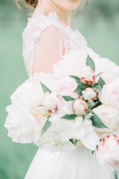 Schönheit Hochzeitsstrauß Aus Rosa Und Weißen Pfingstrosen Blumen Den Händen — Stockfoto
