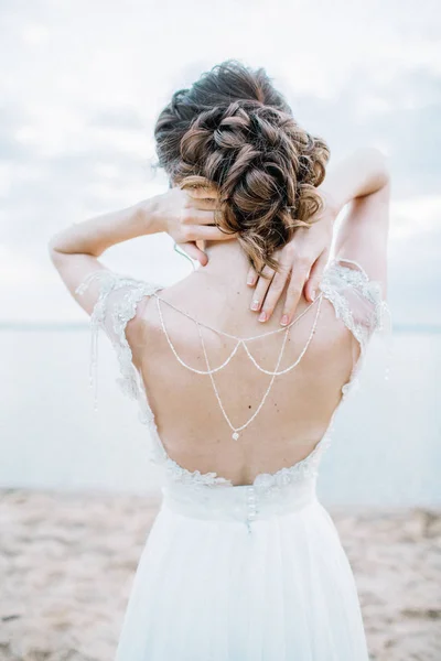 Junge Hübsche Frau Elegantem Kleid Rückseite Brautmode Hintergrund Monochrom — Stockfoto