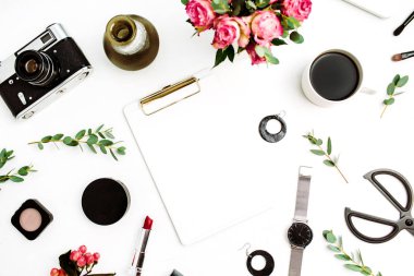 Kadın ev ofis çalışma alanı Pano, dizüstü bilgisayar, gül çiçek, okaliptüs dalları, Moda Aksesuar ve kozmetik. Düz yatıyordu, en iyi görünümü moda mockup. Blog, Web sitesi veya sosyal medya kavramı.