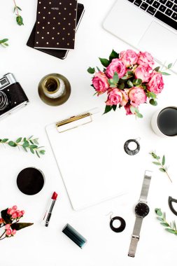 Kadın ev ofis Pano, dizüstü bilgisayar, gül çiçek, okaliptüs dalları, Moda Aksesuar ve kozmetik ile çalışma alanı. Düz yatıyordu, en iyi görünümü moda mockup.