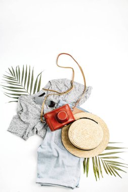Kadın moda seyahat flatlay. Retro kamera, saman, şort, güneş gözlüğü ve tropikal palmiye yaprağı. Üstten Görünüm, düz yatıyordu.
