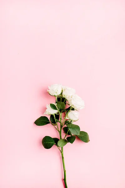 Buquê Flores Brancas Rosa Fundo Rosa Pastel Deitado Plano Vista — Fotografia de Stock