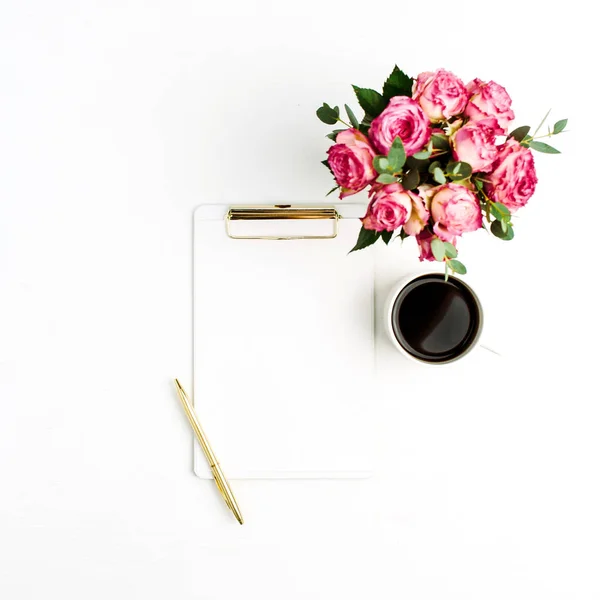 Klembord Roze Bloemen Boeket Koffie Pen Witte Achtergrond Plat Lag — Stockfoto