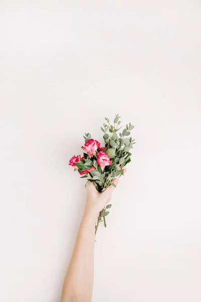 Frau Hand Halten Rosenblumen Und Eukalyptusstrauß Auf Weißem Hintergrund Flache — Stockfoto