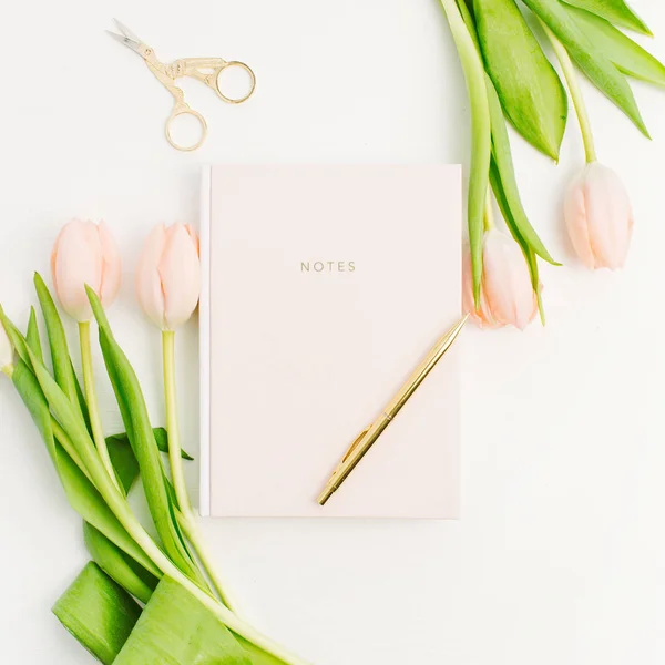 Fleurs Tulipes Rose Pastel Carnet Ciseaux Dorés Stylo Flat Lay — Photo