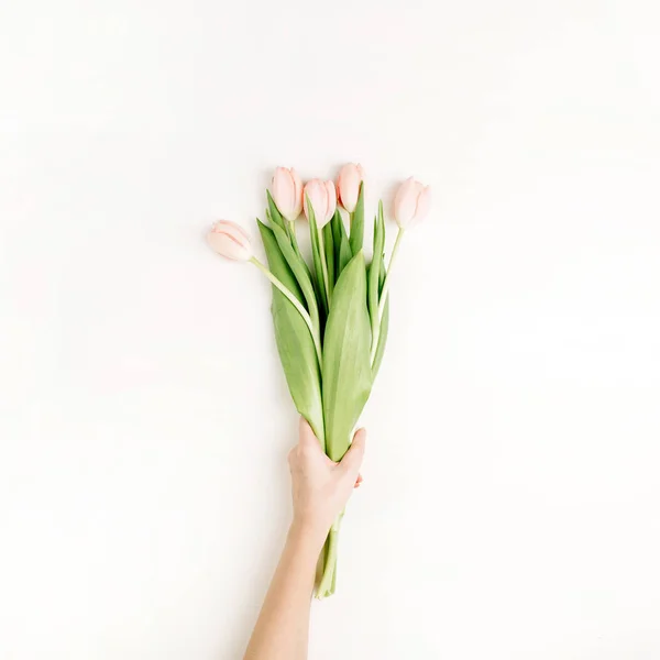 Kezében Tartsa Rózsaszín Tulipán Virágok Csokor Fehér Háttér Lapos Feküdt — Stock Fotó