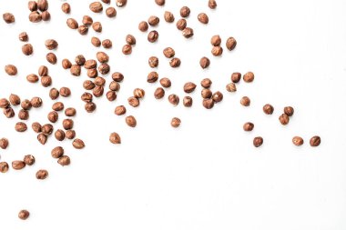 Beyaz zemin üzerine fındık. Düz yatıyordu, en iyi görünümü.