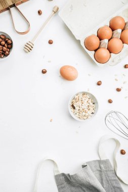 Beyaz arka plan üzerinde ham maddeler. Düz yatıyordu, en iyi görünüm. Sağlıklı beslenme kavramı.