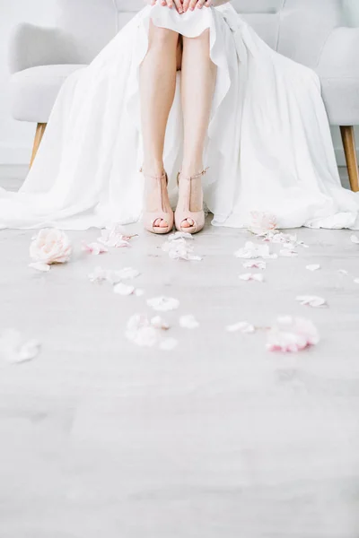 Junge Brautbeine Rosa Stöckelschuhen Und Rosa Blütenblättern Konzept Für Festliche — Stockfoto