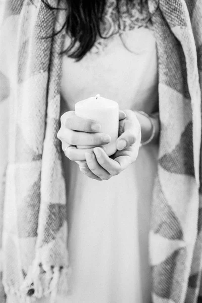 Junge Frau Graue Decke Gehüllt Kerze Händen Monochrom — Stockfoto